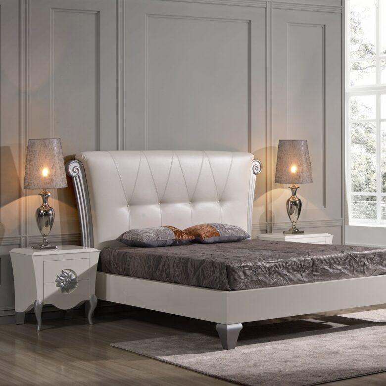 Quarto moderno com cama e mesas de cabeceira brancas