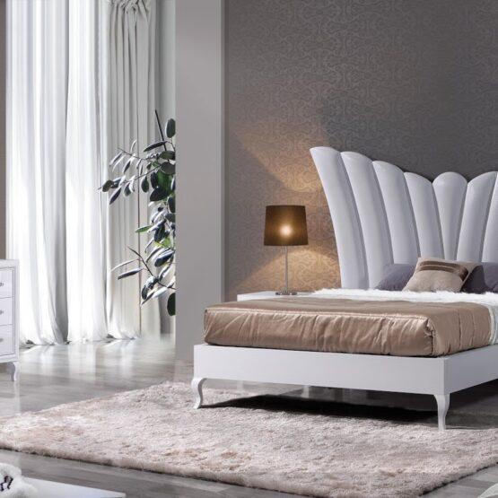 Quarto moderno com cama e decoração elegante