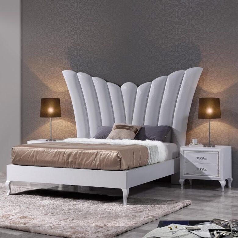 Quarto moderno com cama e cabeceira branca elegante