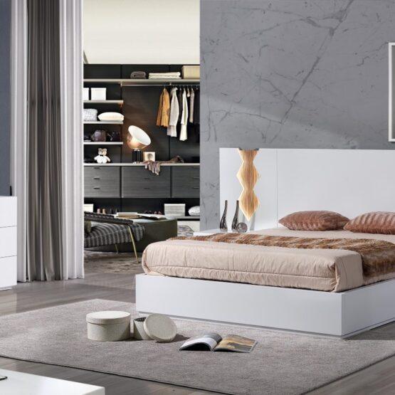 Quarto moderno com cama e decoração elegante