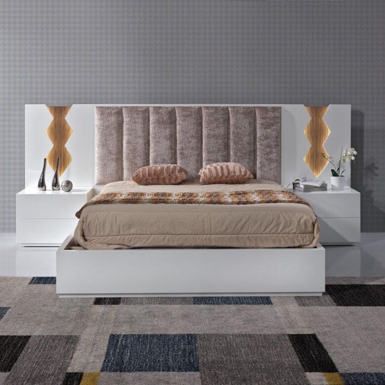 Quarto moderno com cama e mesas de cabeceira brancas