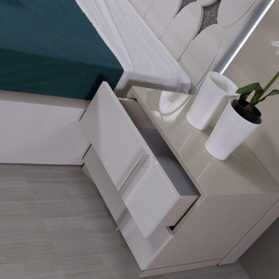 Mesa de cabeceira moderna com gavetas abertas