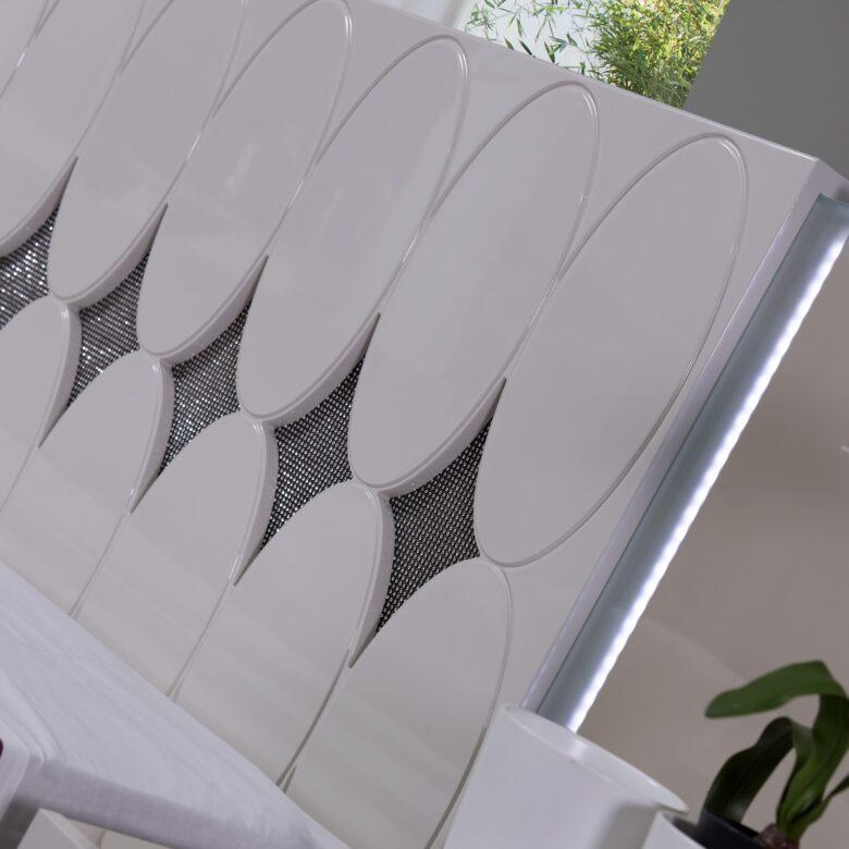 Cabeceira de cama moderna branca com design oval.