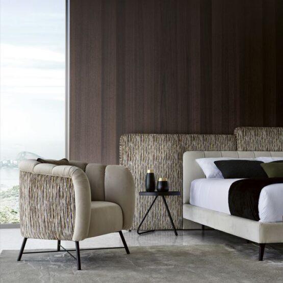 Quarto moderno com poltrona e cama elegantes