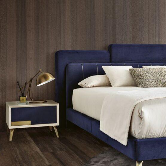Quarto moderno com cama azul e mesa de cabeceira