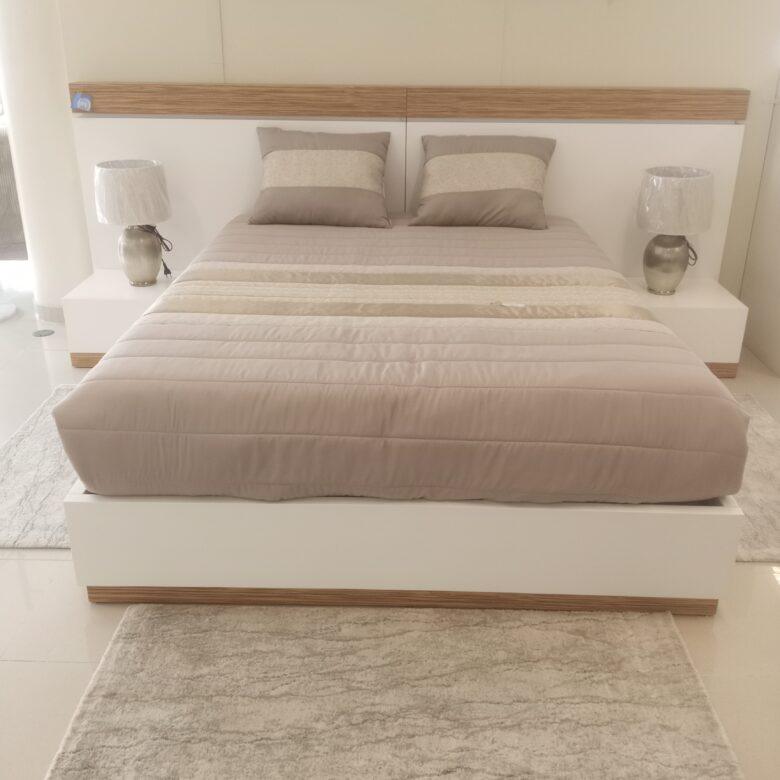 Quarto moderno com cama dupla e decoração neutra