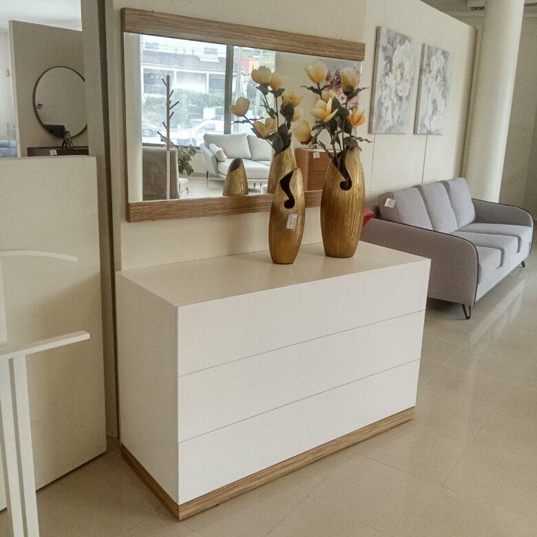Cômoda branca com espelho e vasos decorativos