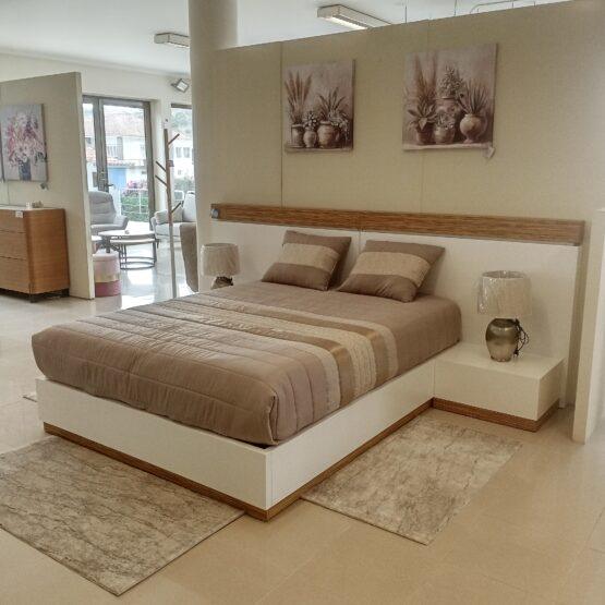 Quarto moderno com cama dupla e decoração bege