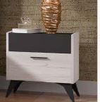 Mesa de cabeceira moderna com gavetas e decoração