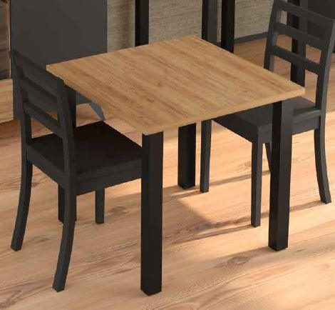 Mesa de madeira com duas cadeiras pretas