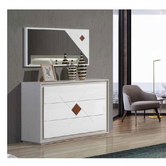 Cômoda moderna branca com espelho retangular.